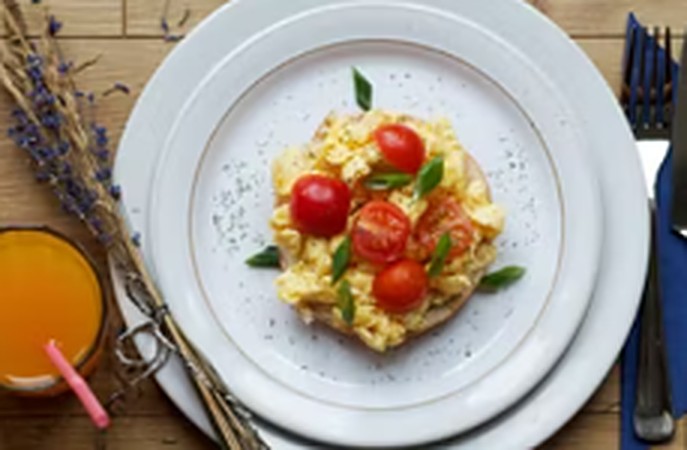 Bagel mit Ei und Tomaten, fertig angerichtet