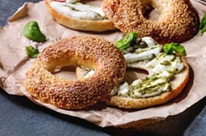 Bagel mit Hähnchen und Pesto, fertig angerichtet