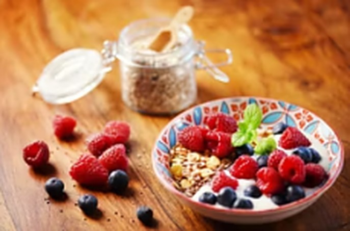Joghurt mit Beeren und Haferflocken