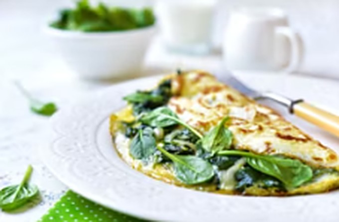Omelett mit Spinat und Knäckebrot, fertig angerichtet