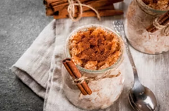 Overnight Oats mit Zimt und Erdnussbutter im Glas