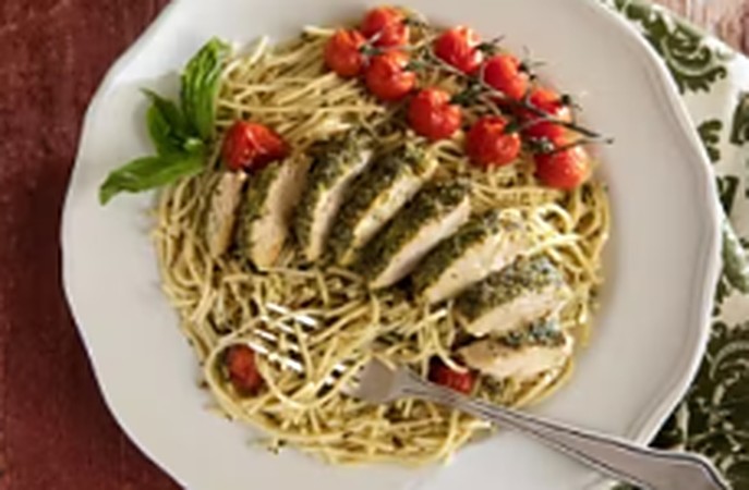 Einfache Pesto-Nudeln mit Hähnchen und Kirschtomaten, fertig angerichtet