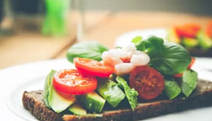 Roggenbrot mit Avocado und Garnelen, fertig angerichtet